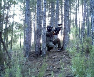 Jugando al paintball en el bosque